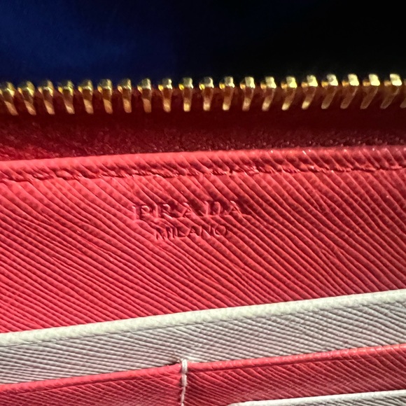 Prada in pink wallet - Picture 7 of 8